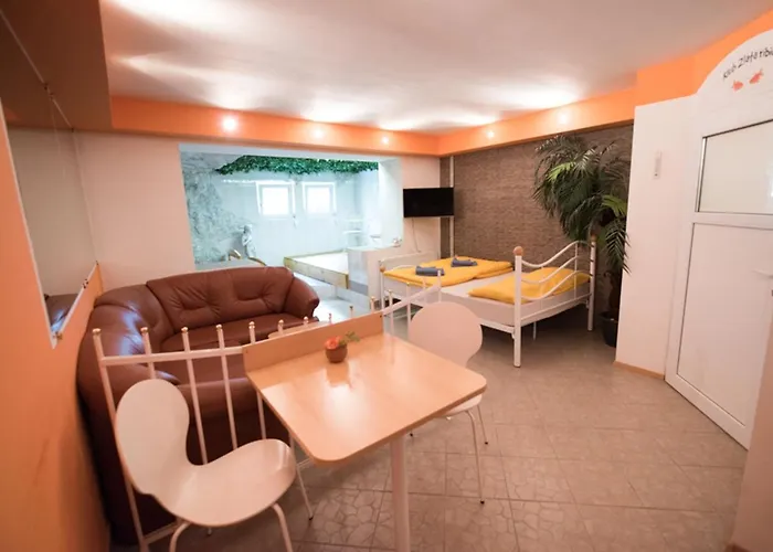 Klub Zlata Ribica בית הארחה 3*